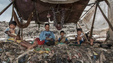 «Мерзкий мир»: как 3000 семей с детьми живут на огромной свалке