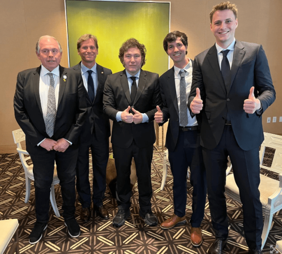 pic2bd007f921d15f3f0e3d99cec6517558